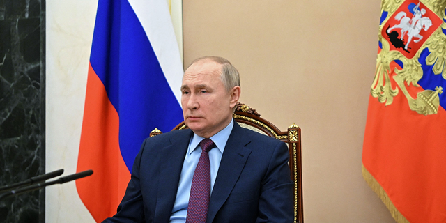 文件——俄罗斯总统弗拉基米尔·普京于 2022 年 2 月 14 日在莫斯科克里姆林宫与俄罗斯国防部长绍伊古会面。 